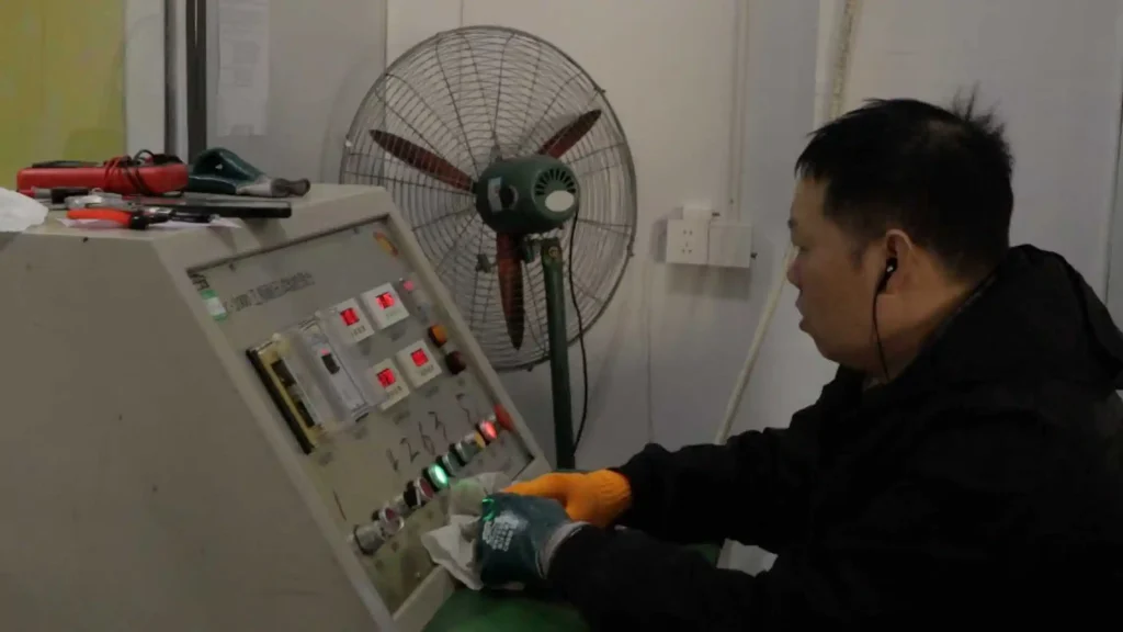 técnico-de-fábrica-yieou-prueba-de-panel